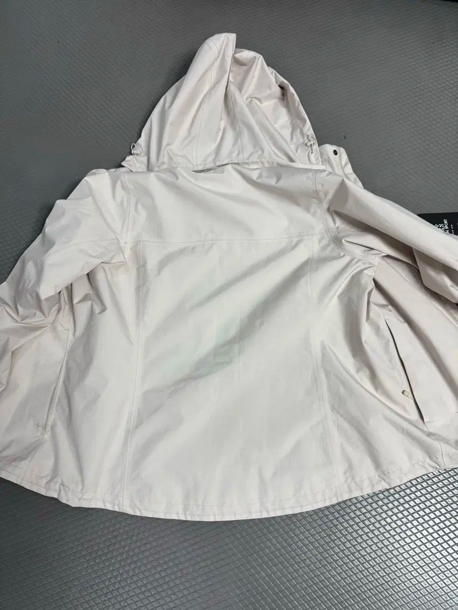 KOLON SPORT コーロンスポーツ ウィンドブレーカー クリーム色 90size