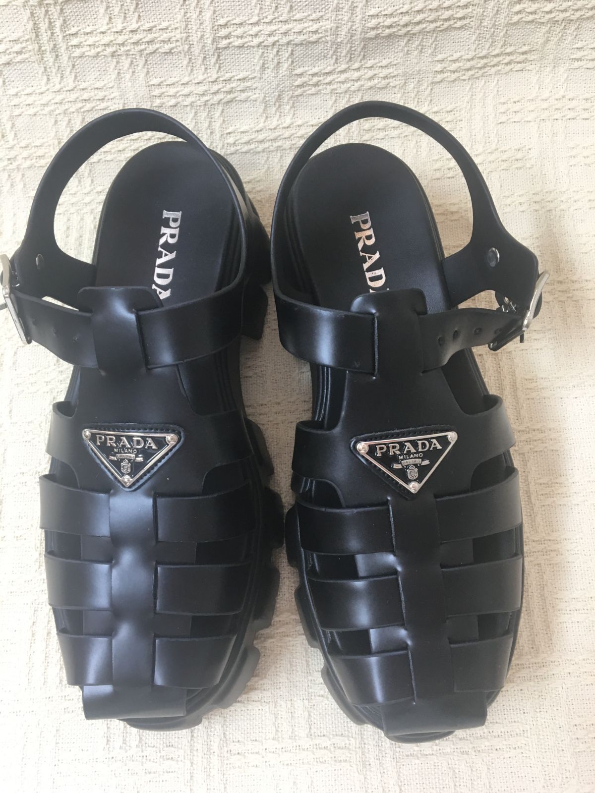 PRADA トライアングルロゴ  37