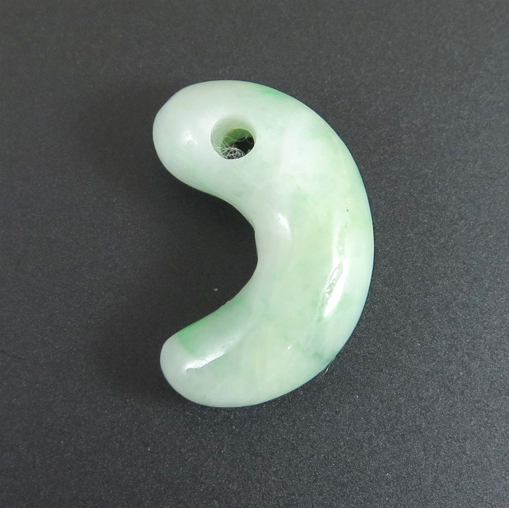 糸魚川翡翠 勾玉 高品質 グリーン 4.6g （希少） - メルカリ