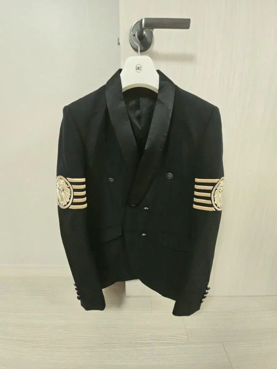 BALMAIN(バルマン) スタイル 黒 ジャケット 出品 BALMAIN バルマン 黒
