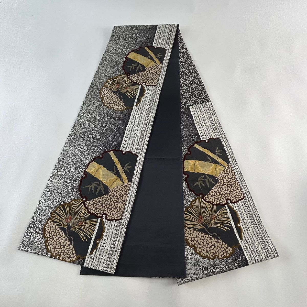 【美品】袋帯 六通 正絹 : 雪輪 松竹 箔 黒灰 袋帯 美品 秀品 雪輪 松竹 箔 黒灰 六通 正絹 【中古】 - メルカリ