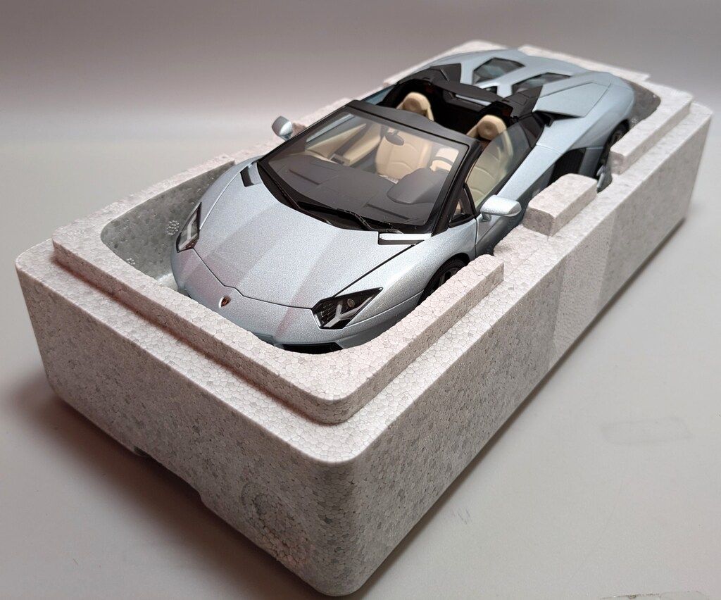 AUTOart 1|18 SIGNATURE LAMBORGHINI AVENTADOR LP700-4 ROADSTER ライトブルー 74697