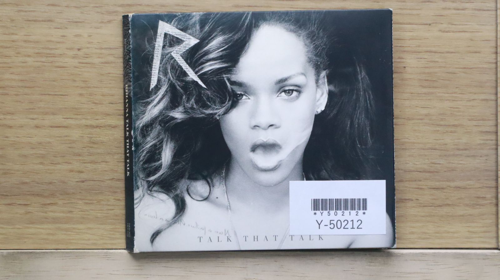 Rihanna リアーナ TALK THAT TALK トーク・ザット・トーク Mi0yOTg3LmpwZWc.jpeg