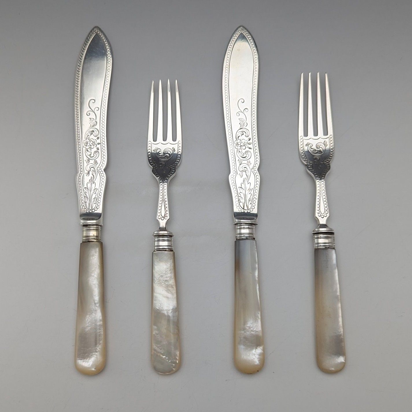 1877年 英国アンティーク 白蝶貝ハンドル 純銀ブレード フィッシュカトラリー 2ペア William Hutton & Sons 1877年 英国アンティーク 白蝶貝ハンドル 純銀ブレード