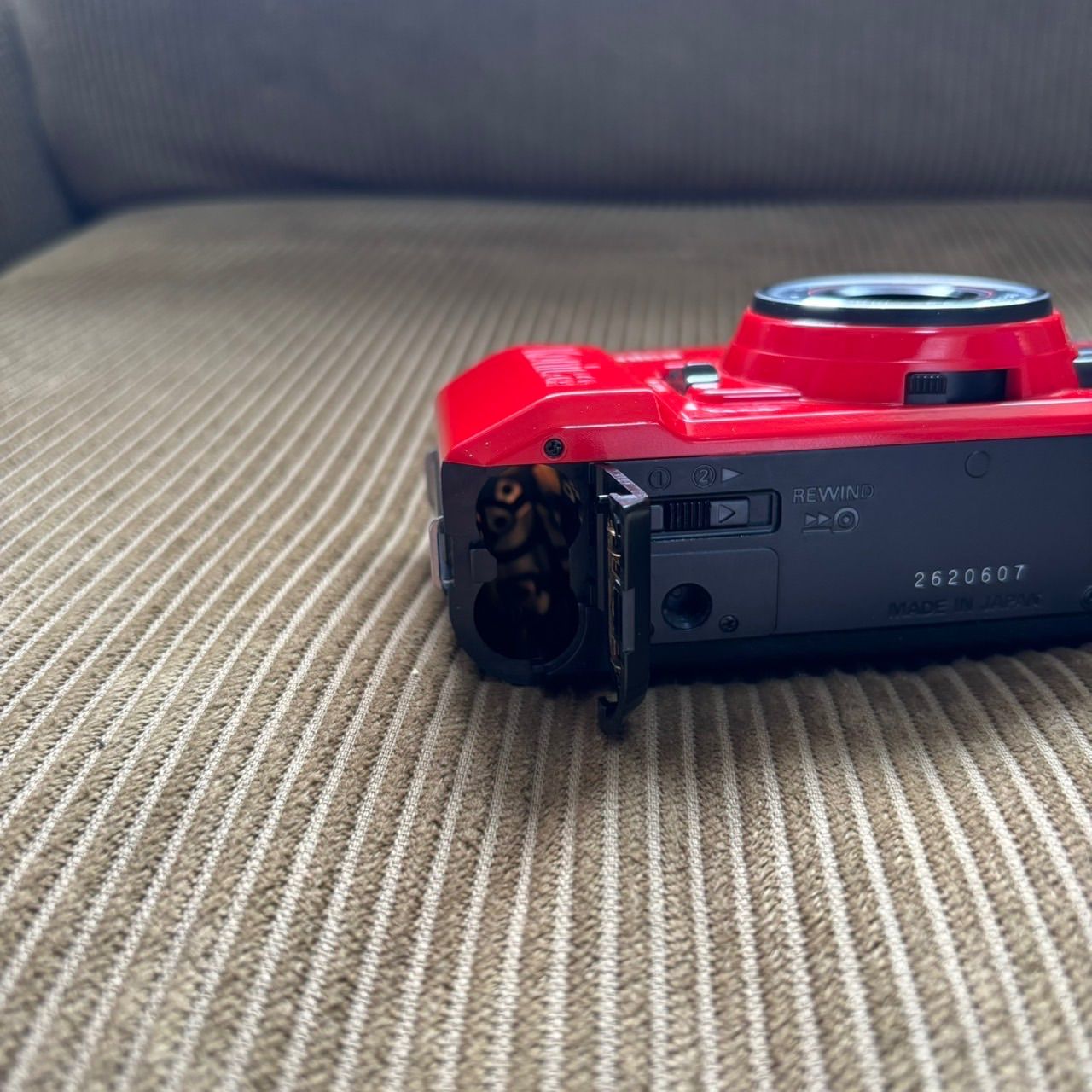 Konica MT-7 レッド コンパクトカメラ フィルムカメラ cm2 Konica MT-7 レッド コンパクトカメラ フィルムカメラ cm2