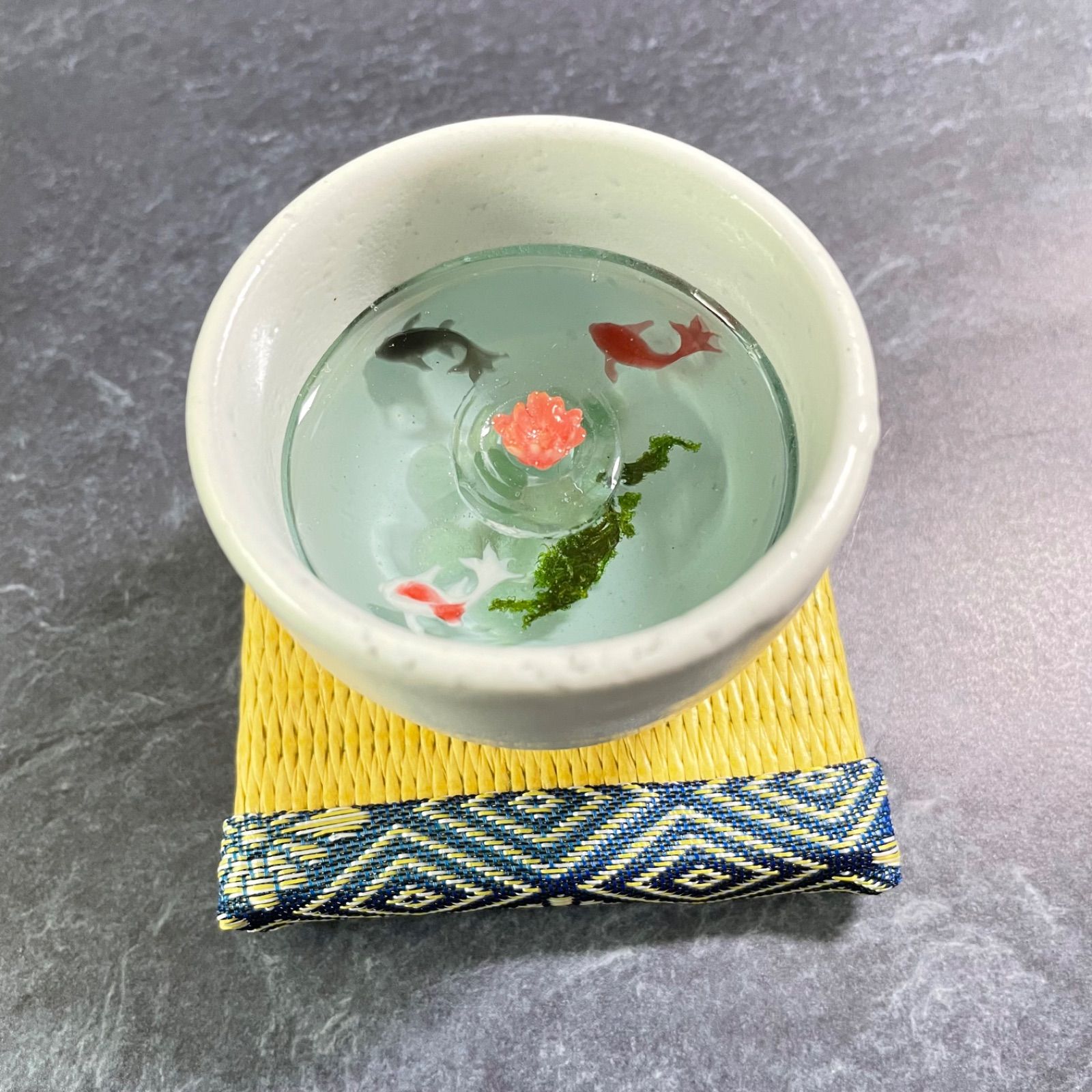 金魚が泳ぐ和風金魚鉢 蓮の花 レジンアート - メルカリ
