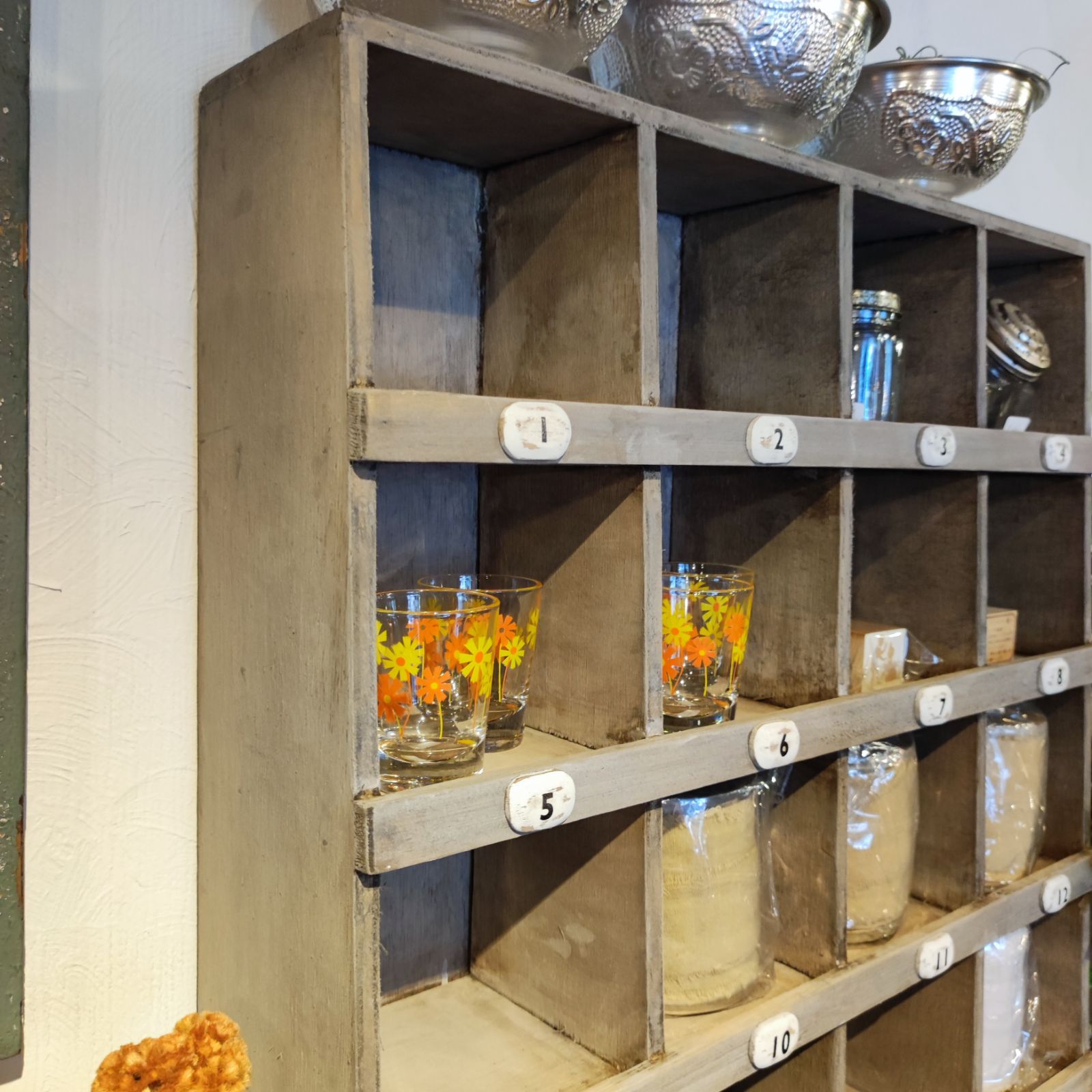 シャビーシック 木製コレクション棚 - メルカリ