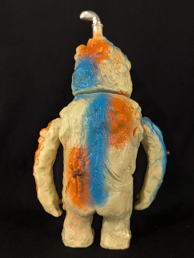 公害巨人 ３期 a.a.a. vinyl toys a.a.a. vinyl toys 公害巨人 唯一無二の公害物。 手仕事が感じられるの