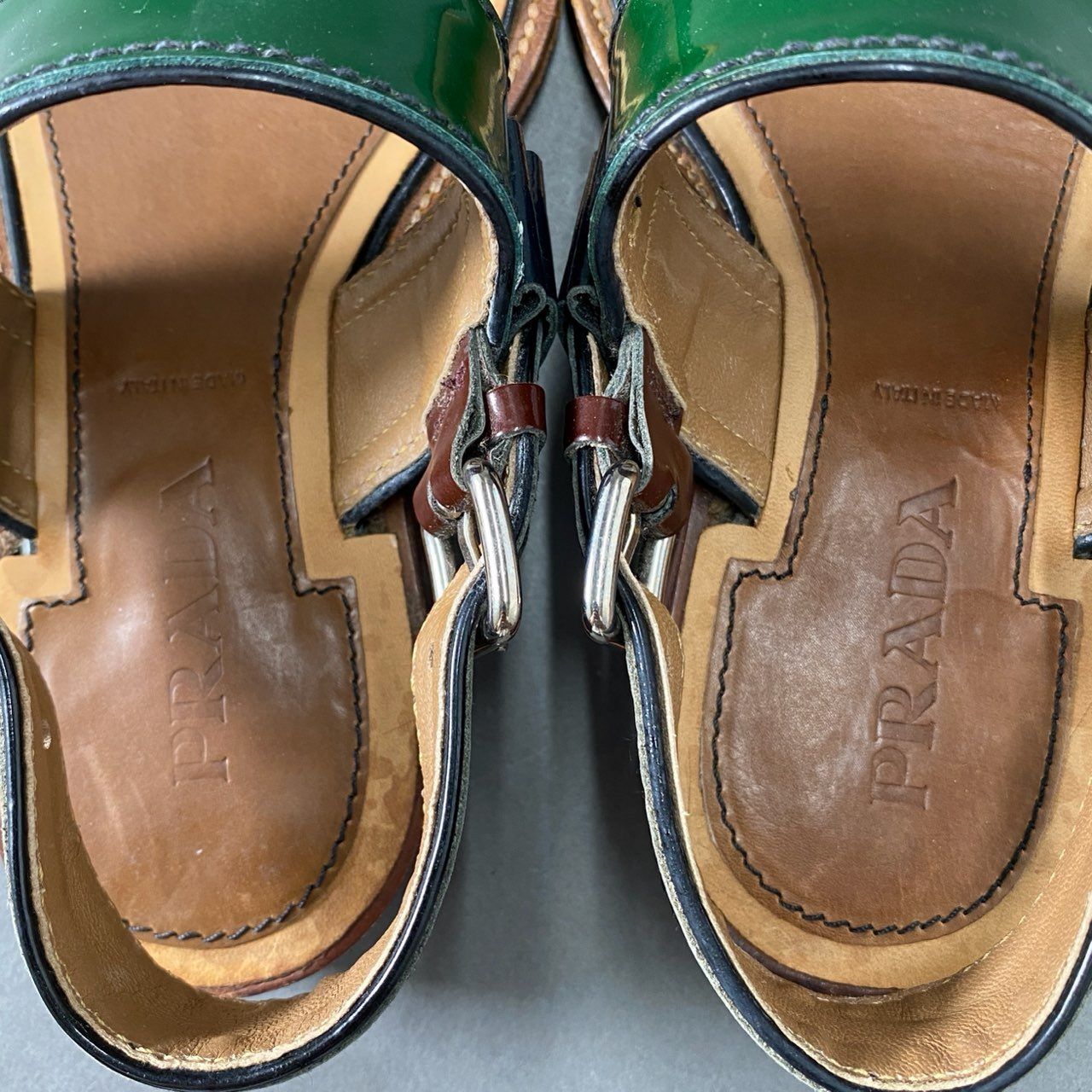 4f20 PRADA プラダ エナメルサンダル 34 1/2 ブラウン グリーン 