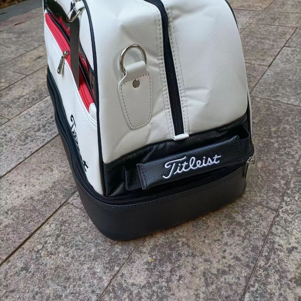 テーラーメイドのゴルフウェアバッグです