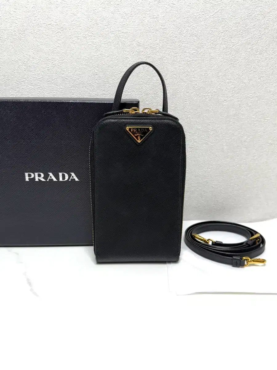 内蔵チップ A プラダ サフィアーノ ミニ スマホポーチ クロスバッグ