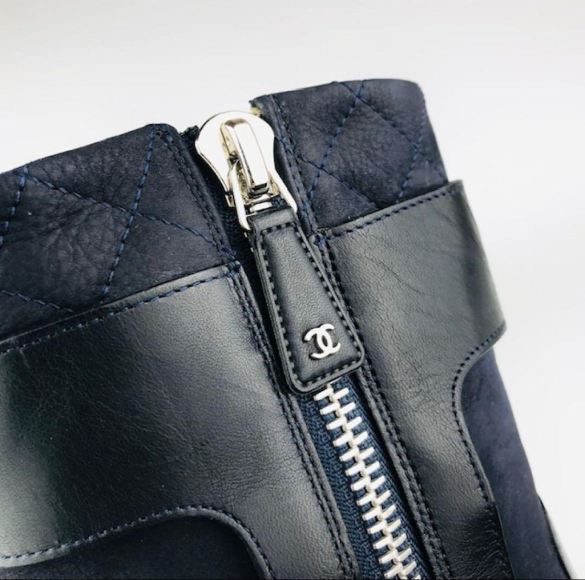 CHANEL シャネル レディース レザー切替し メタルココマークプル ダブルジップ ショートブーツ 39 イタリア製 ブーティ レディースブーツ ブーツ 秋冬物 カジュアル ブラック 靴 ブランド