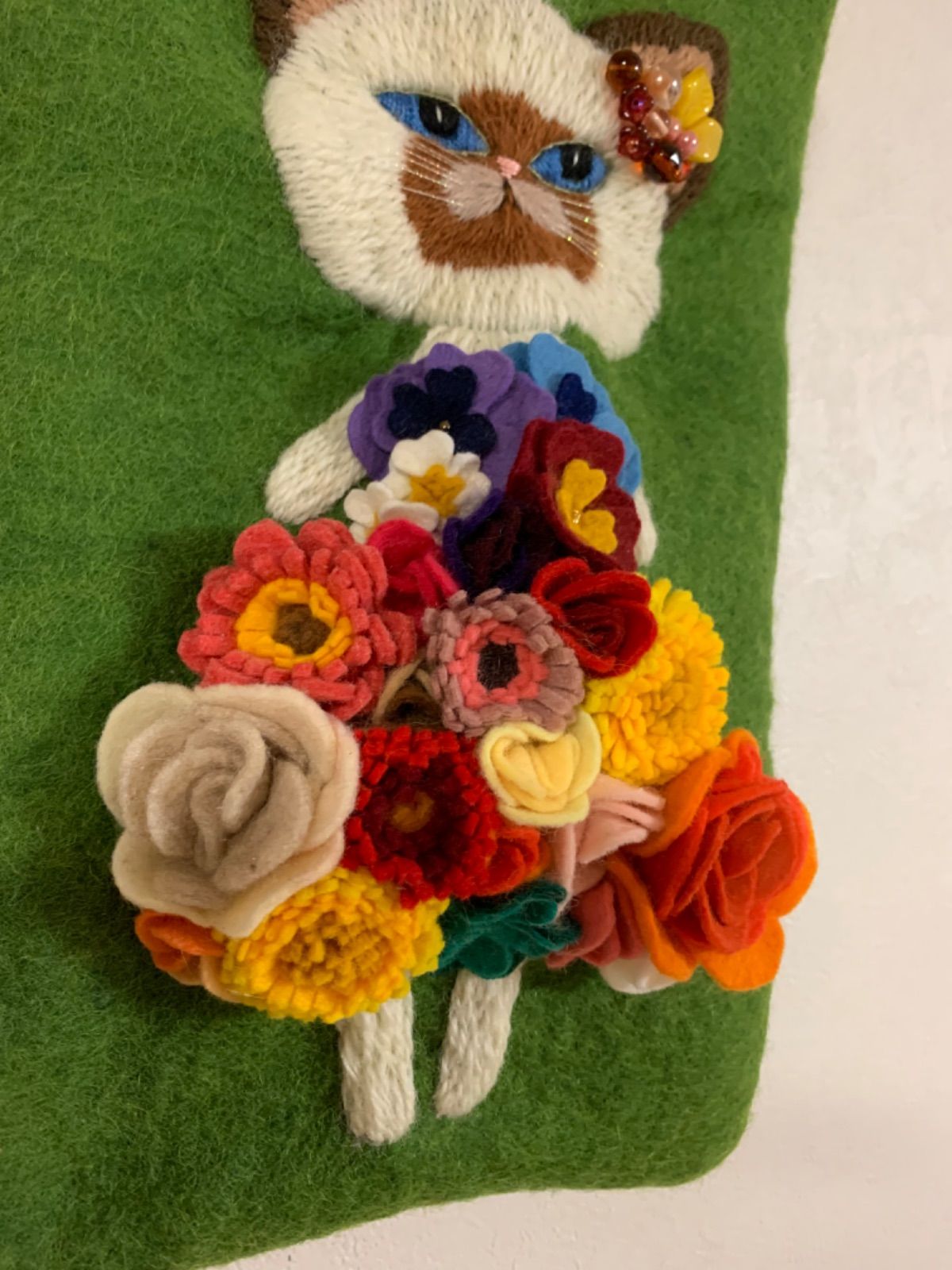 お花いっぱいのドレスを着た猫さん 羊毛フェルト生地のバッグ 小物