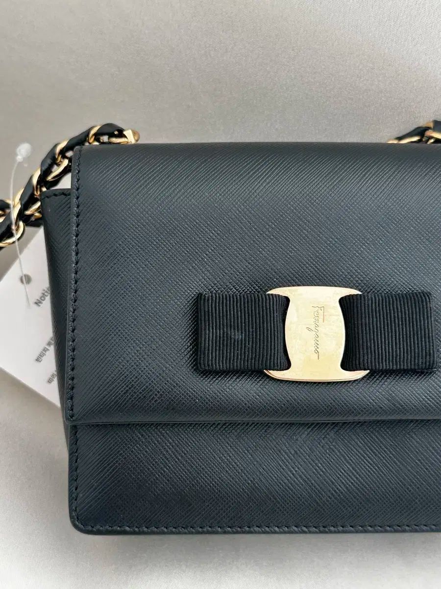定価15万円ほど 美品 フェラガモ ジニー チェーン ショルダーバッグ