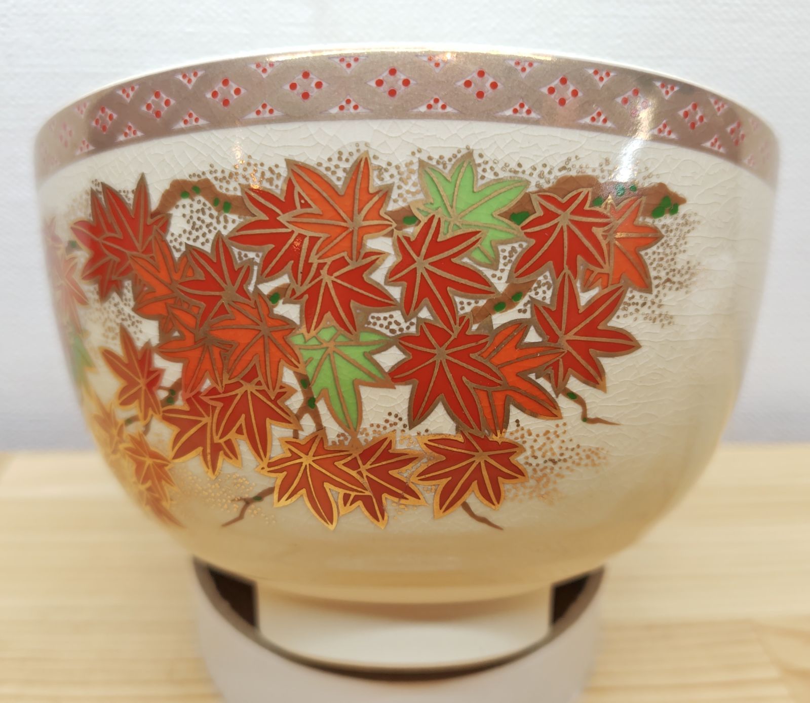 送料込【逢絢亭・新品】茶道具 茶碗 美濃焼 薩摩写 紅葉の図 宮地英香 紙箱入り 逢絢亭・新品】茶道具 茶碗 美濃焼 薩摩写 紅葉の図 宮地英香