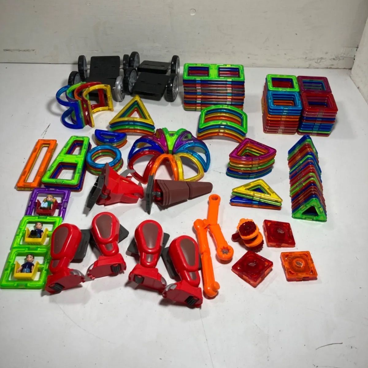 ボーネルンド　マグフォーマー　知育玩具　マグネット玩具　タイヤ　恐竜足、頭、尻尾　含む　大量　143パーツ　まとめ売り　