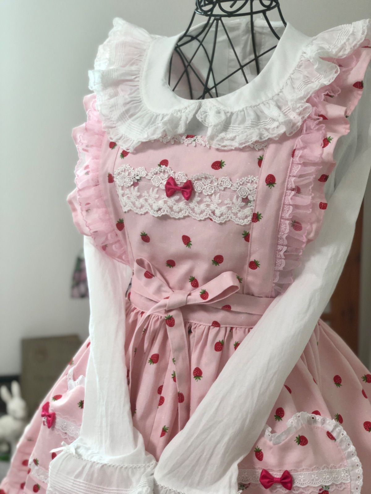 ハンドメイド犬服　お袖フリルのエプロンドレス　ピンク苺ちゃん★お袖変更可能 ハンドメイド犬服 お袖フリルのエプロンドレス ピンク苺ちゃん
