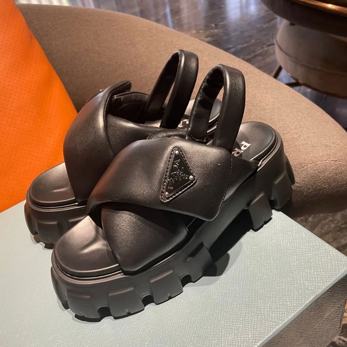 新品 プラダ/PRADA モノリスパディングサンダル ナッパレザー フラット 