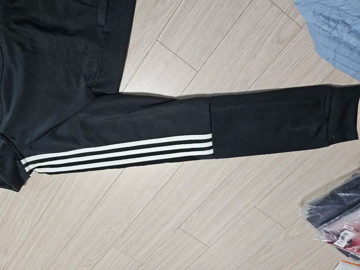 adidas アディダス