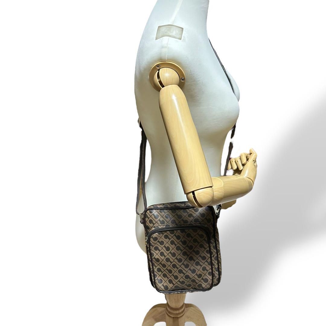 美品 766 ゲラルディーニ ショルダーバッグ 総柄 レザー PVC - メルカリ 