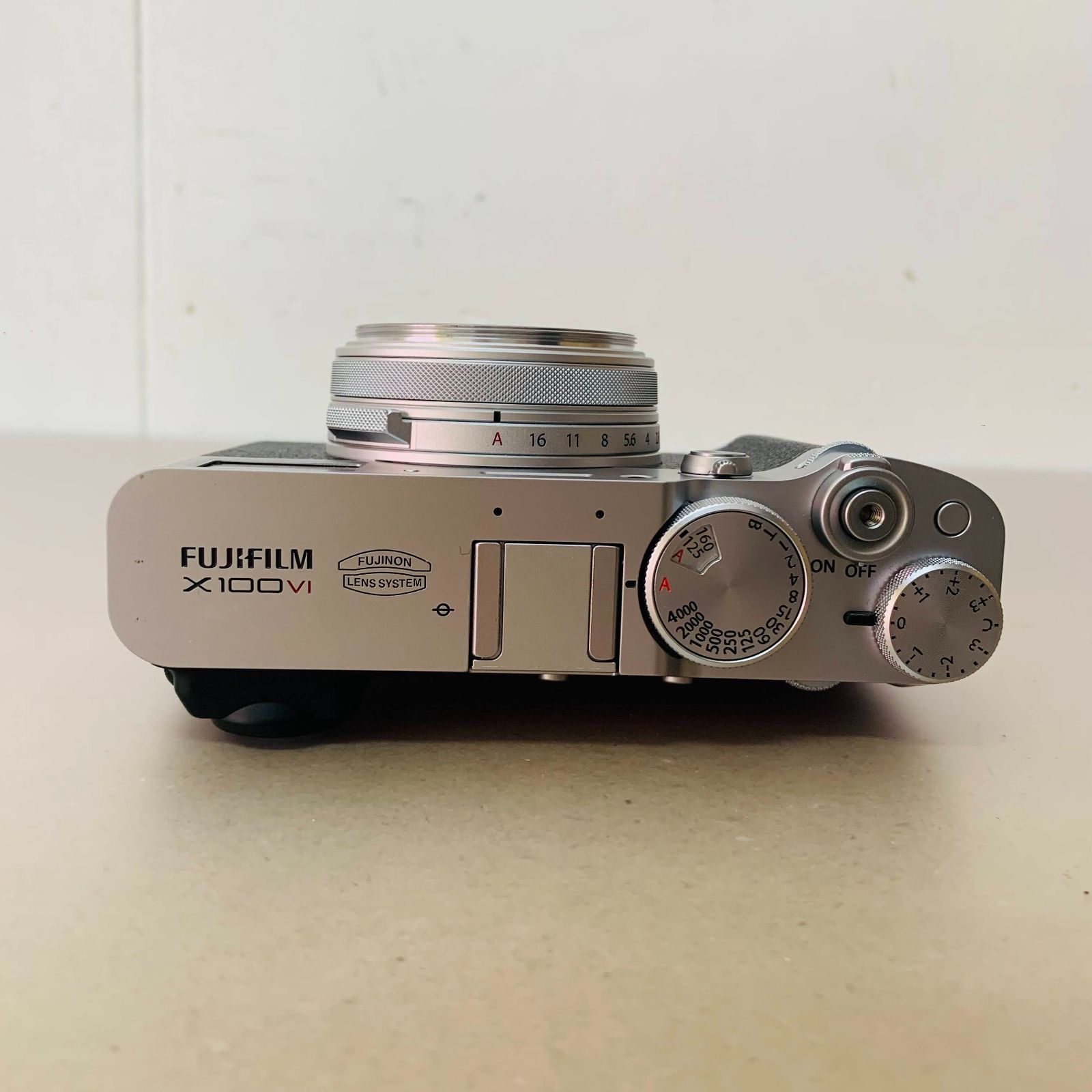 【極美品】X100vi シルバー　シャッター回数600 FUJIFILM デジタルカメラ X100VI [シルバー]2025版 メニュー言語