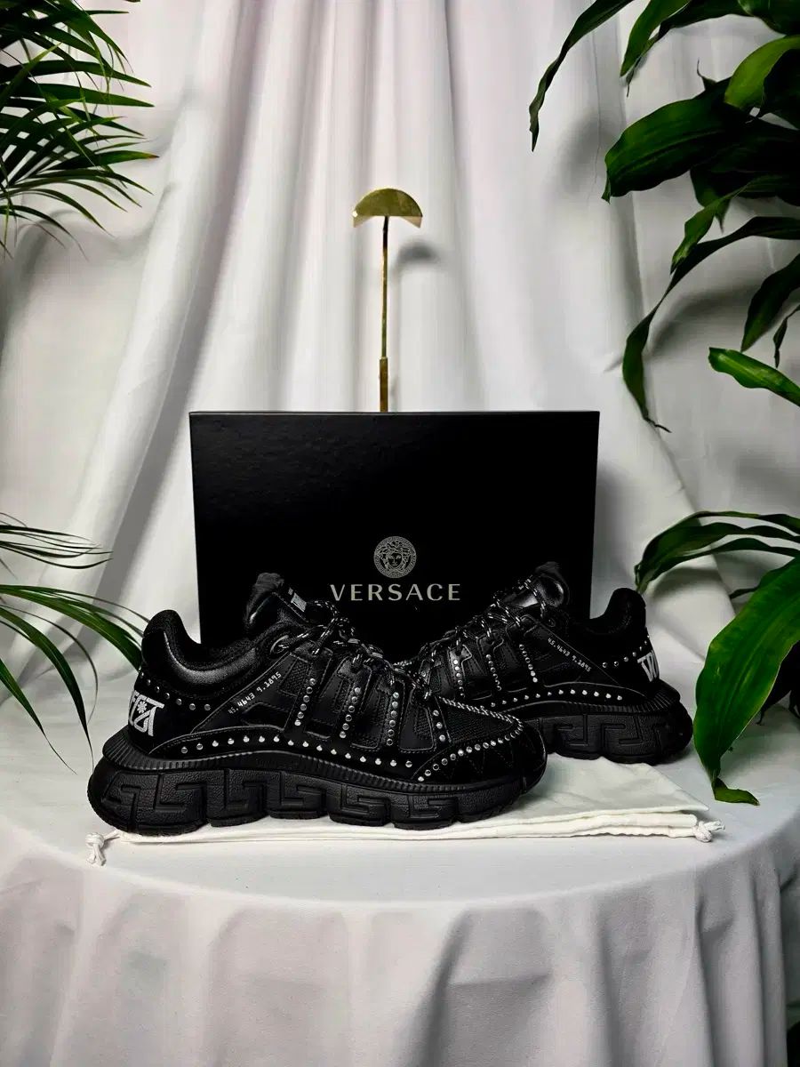 42サイズ ヴェルサーチェ トリグレカ スニーカー