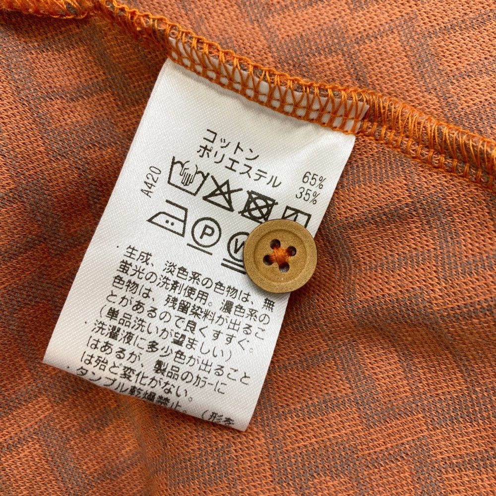 サイズ：52 MOCO モコ 21-2242910 長袖ポロシャツ 総柄 オレンジ系 [240101416659] ゴルフウェア メンズ ストスト サイズ：52 MOCO モコ 21-2242910 長袖ポロシャツ 総柄 オレンジ