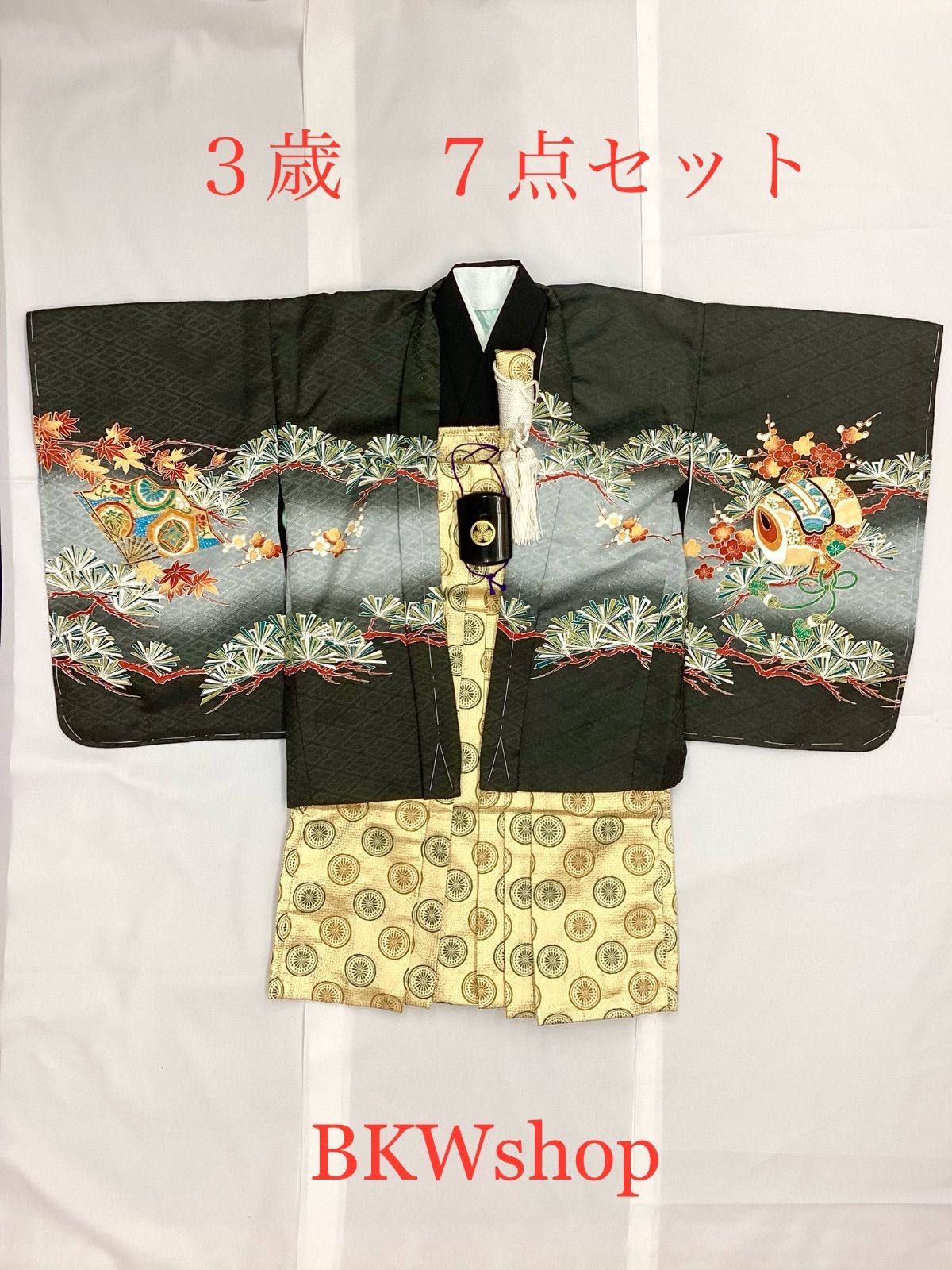 現品限り 品 ３才 男児 羽織 袴 7点セット 羽織 グレーぼかし地 兜 松柄 着物 黒地 袴 鶴 松 七五三 アンティーク 男の子 着付練習 リメイク 舞台 演劇