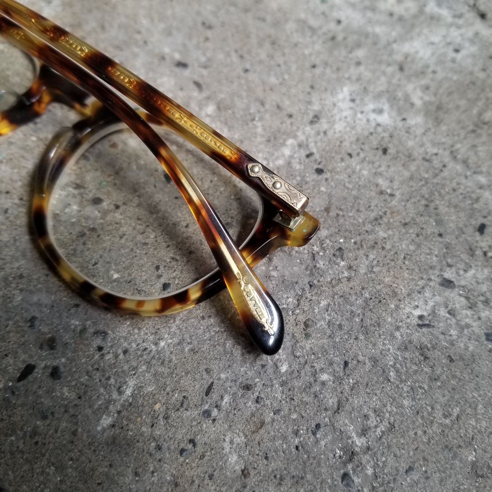OLIVER PEOPLES