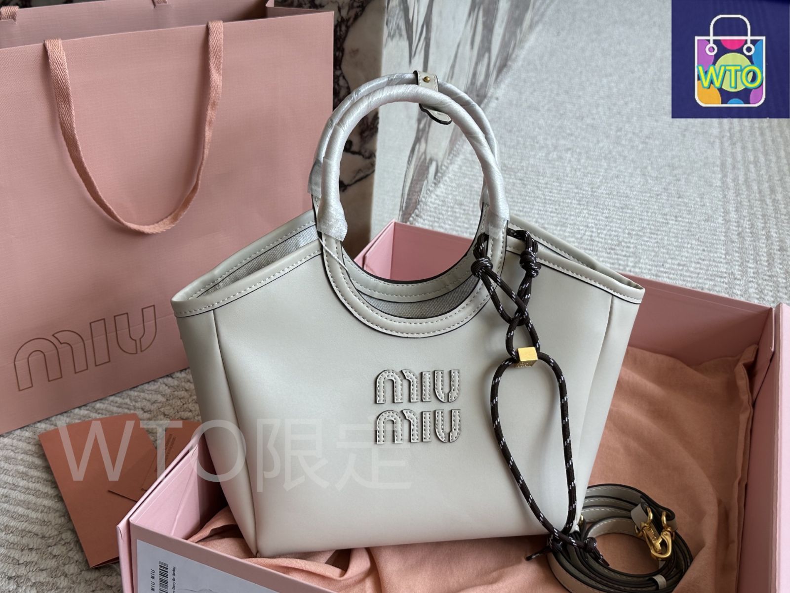 MIUMIU スモールトートバッグ すぐ届く】 MIU MIU ミュウミュウ レザー トートバッグ (MiuMiu