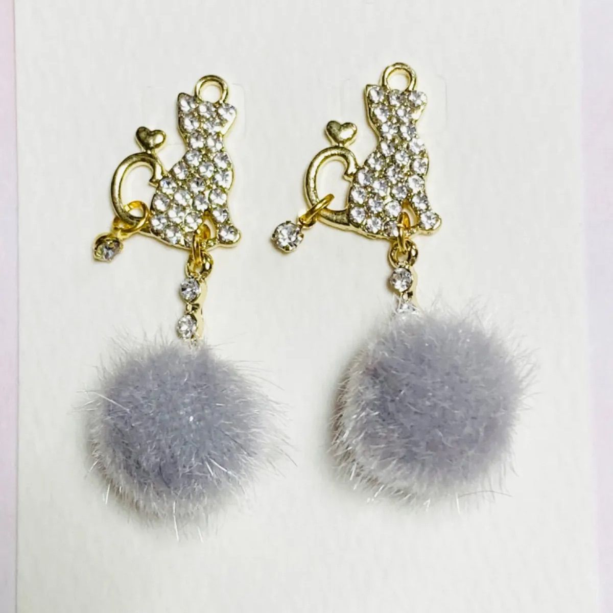 ハンドメイド キラキラ猫ちゃん&ライトグレーファーボール〈ピアス 
