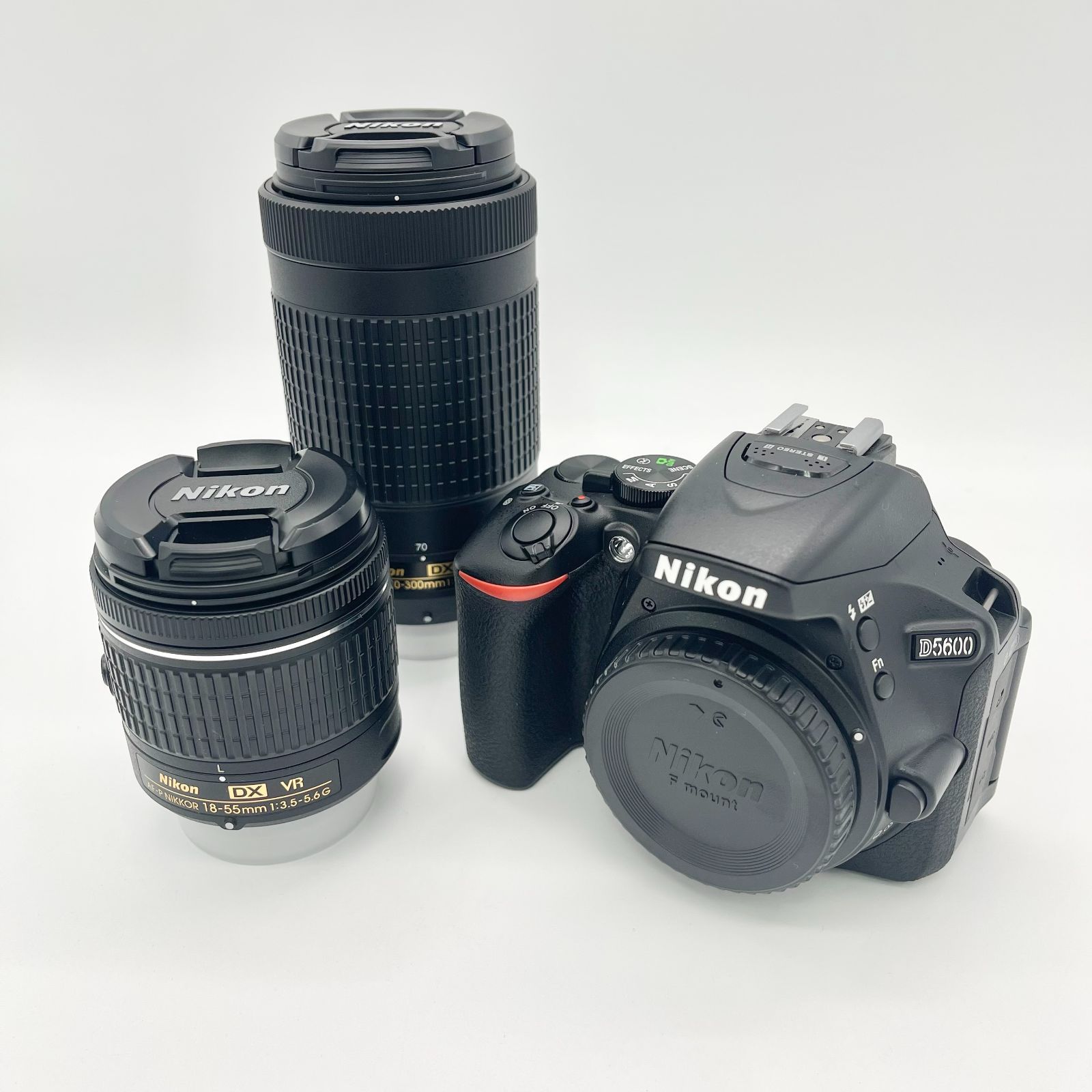 美品】Nikon D5600 ダブルズームキット デジタル一眼レフカメラ 三脚