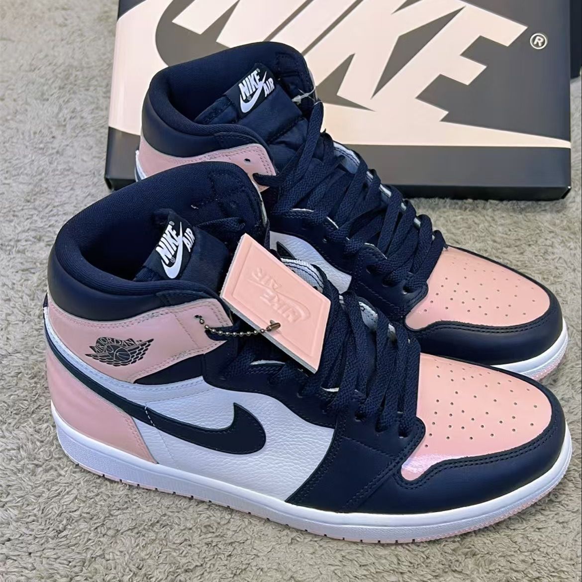 NIKE WMNS AIR JORDAN 1 RETRO HIGH OG SE "CHEWING GUM" ATMOSPHERE/WHITE-LASER PINK-OBSIDIAN