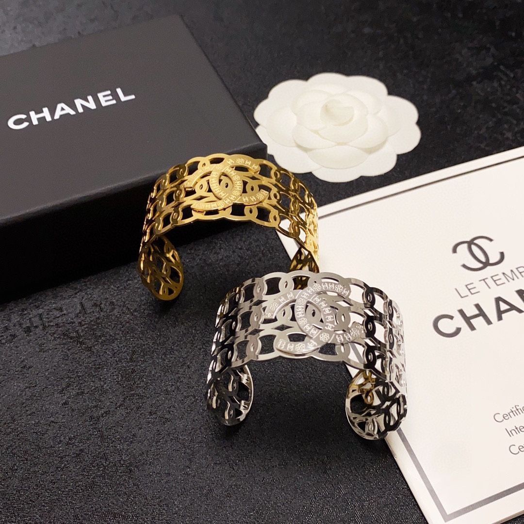★デザインがとっても魅力的【 CHANEL 】ブレスレット 今日特価】CHANEL シャネル 新モデル ダブル C 透かし編み幅広
