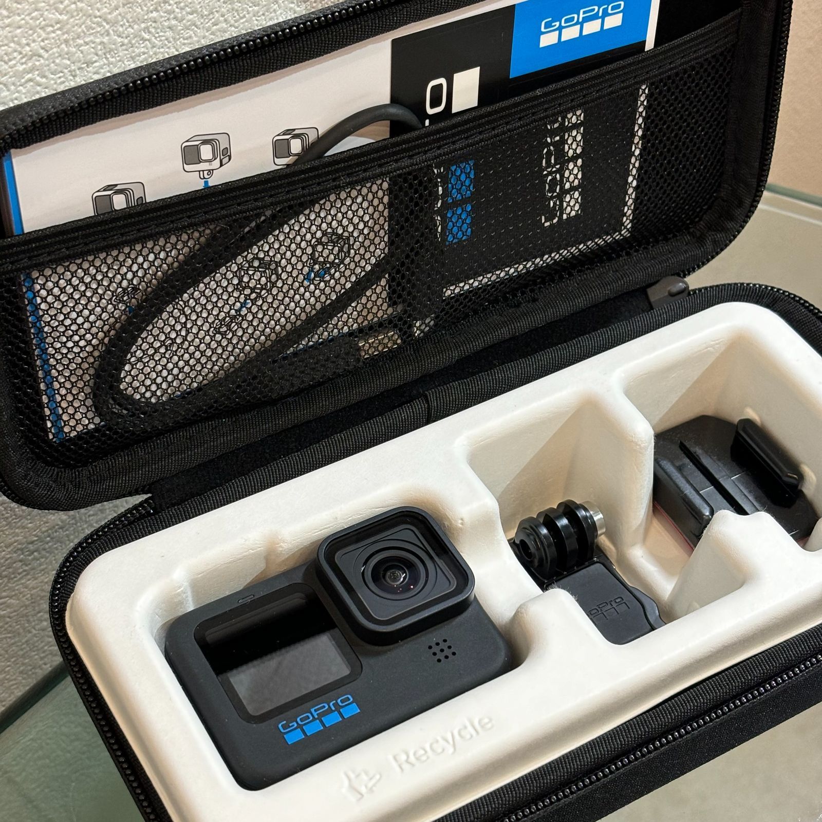 ΩNA632 未使用！極美品！GoPro ゴープロ HERO 10 BLACK 充電器など付属品付き コンパクト 便利 - メルカリ