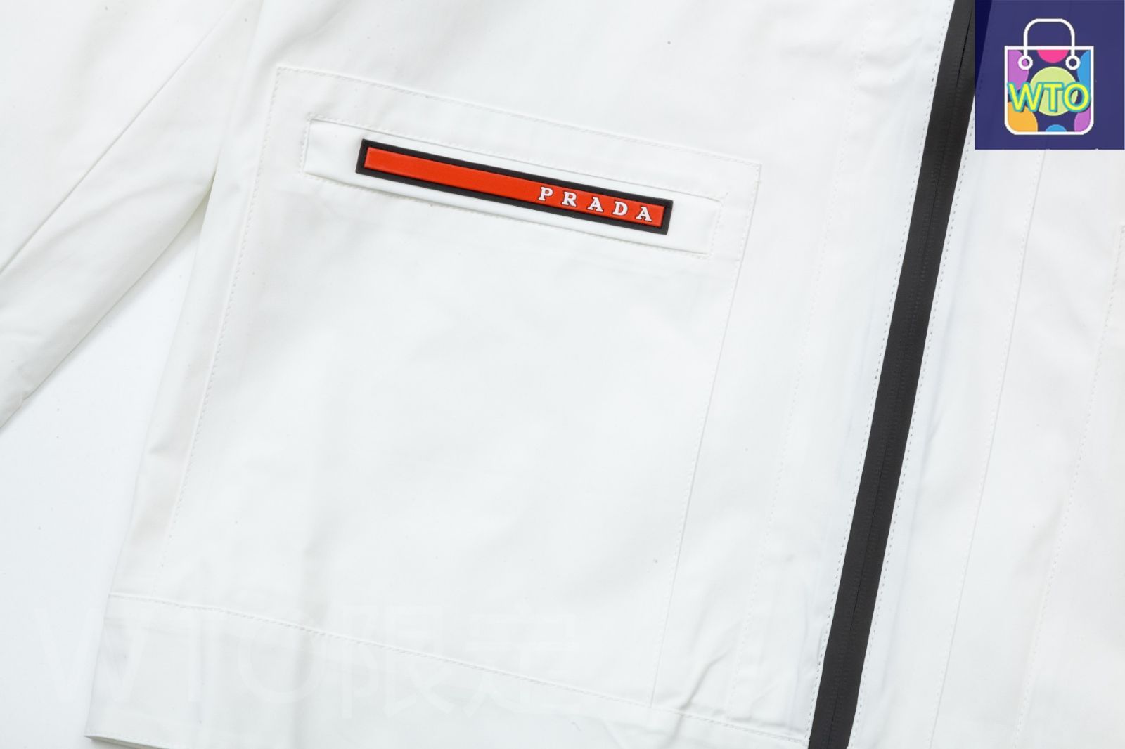 本日限定特価】PRADA メンズ フーディー トライアングルロゴ 本日限定特価】PRADA メンズ フーディー トライアングルロゴ