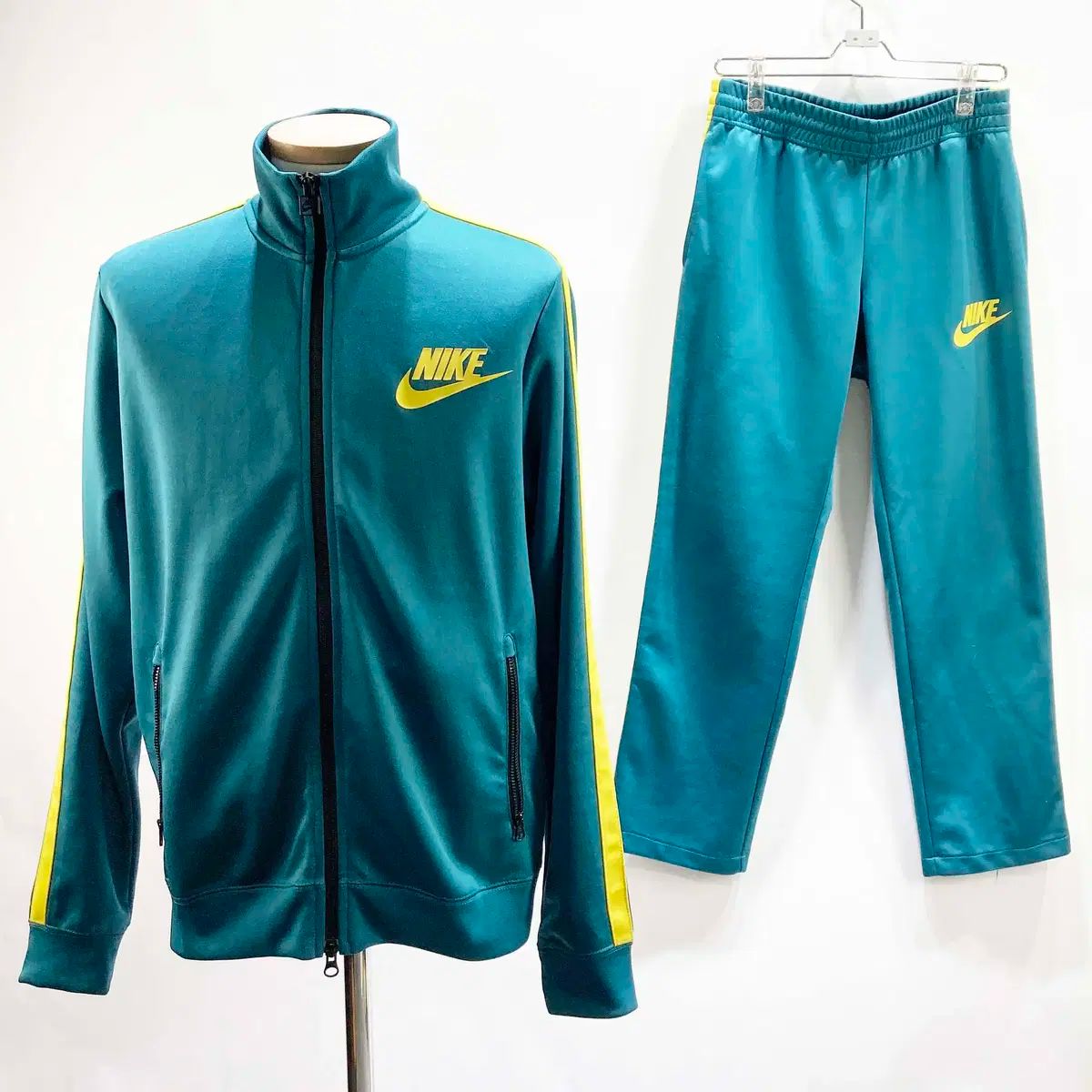 Nike(ナイキ） 男性用トレーニングセット 賞 100 ヘクタール 30 ー 31 ジンの感覚