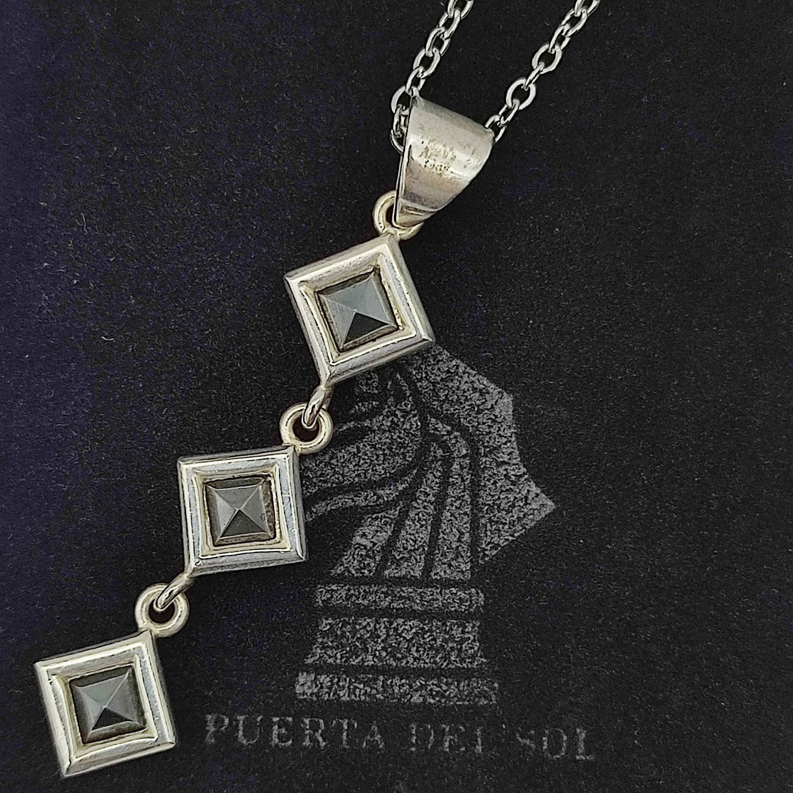 プエルタデルソル　ヘマタイトネックレスセット 美品】プエルタデルソル 3連スクエアカットストーンネックレス