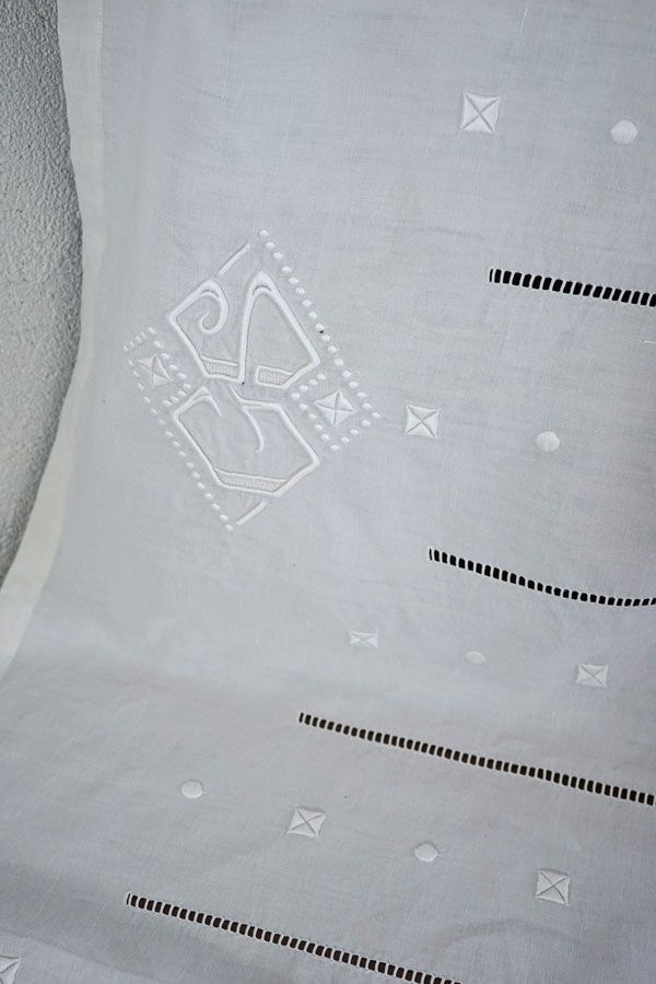 アールデコのホワイトワーク刺繍＆CGのモノグラム刺繍のドラ ベッドリネン