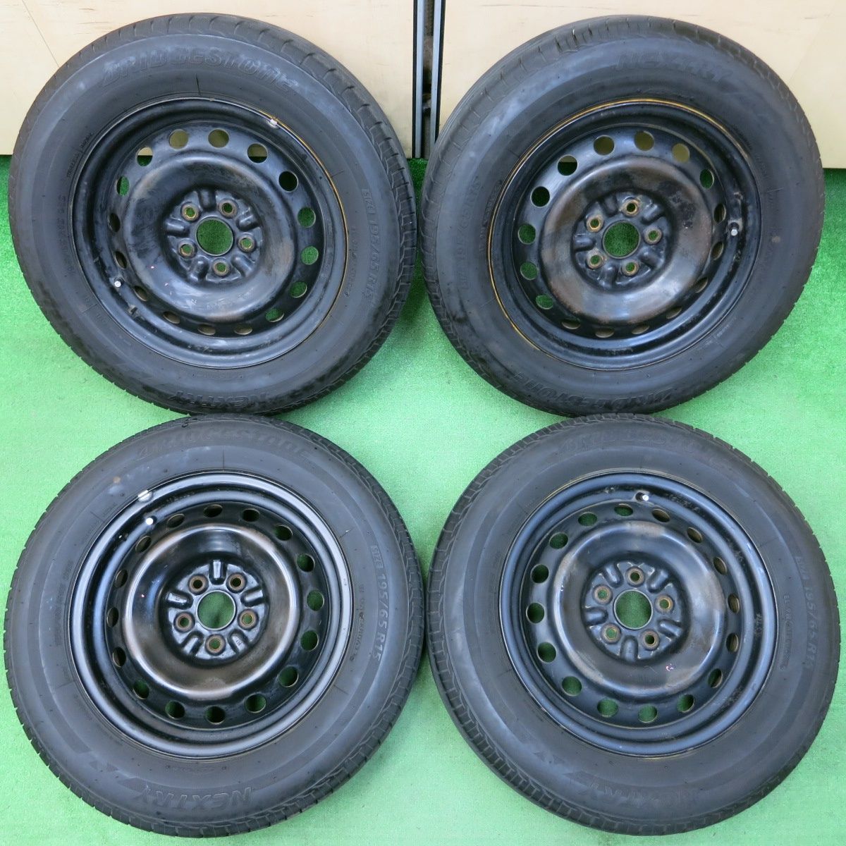 *送料無料* バリ溝！22年！8.5分プリウス 等 195/65R15 ブリヂストン ネクストリー エコピア スチール ホイール 15インチ PCD100/5H4040603イノ