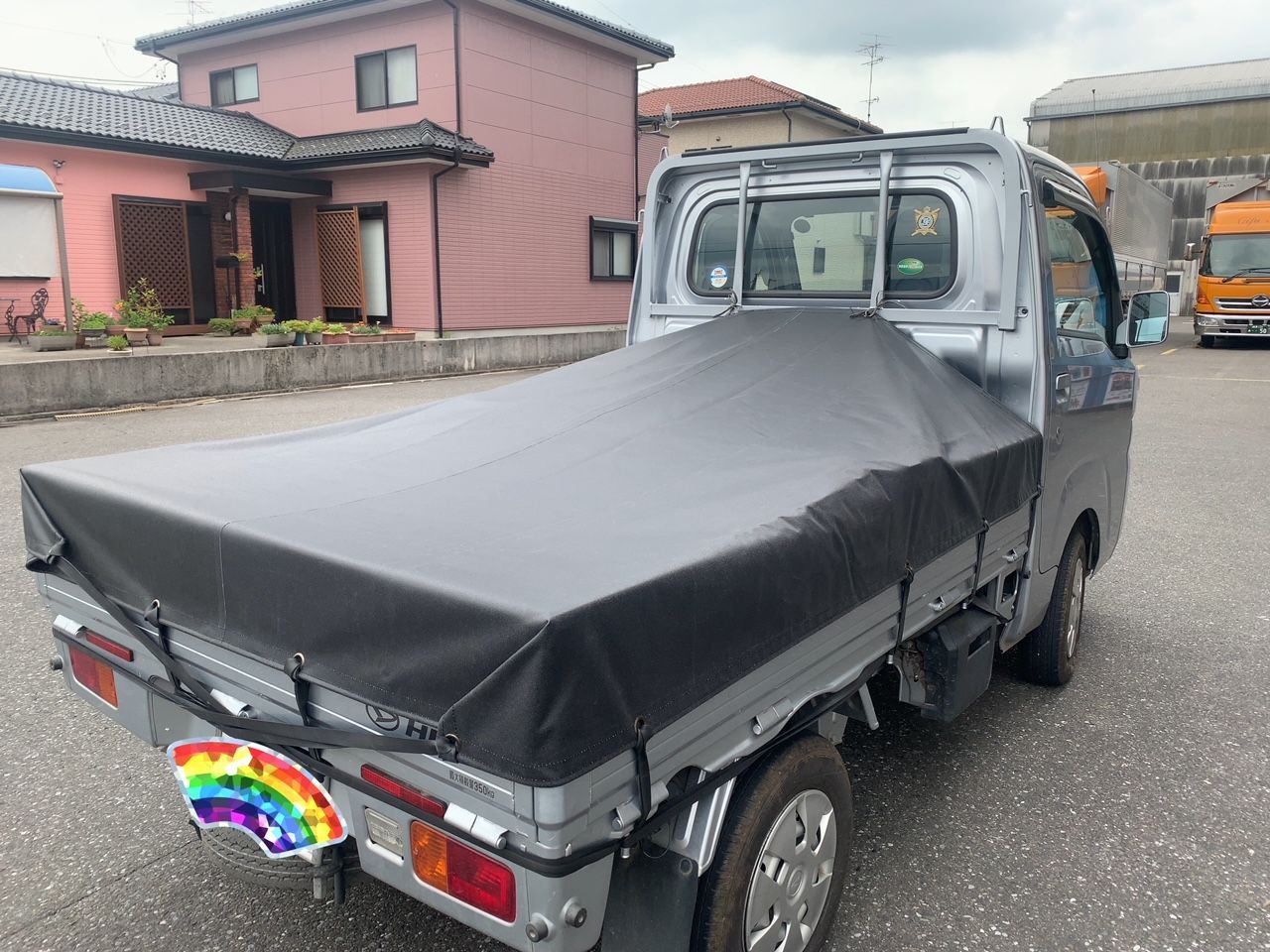 漆黒の軽トラックシート雨が流れ落ちるスロープ型