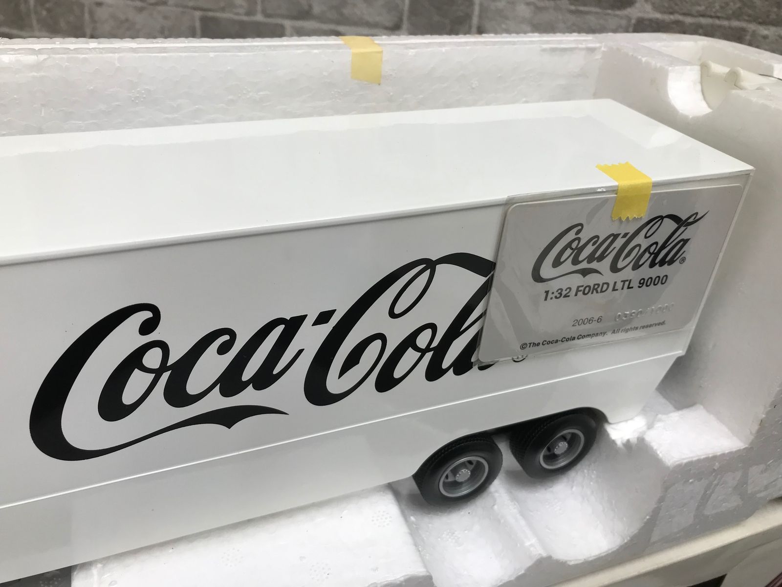 限定1,000台コカコーラ トレーラー ラジコン フォード 1:32