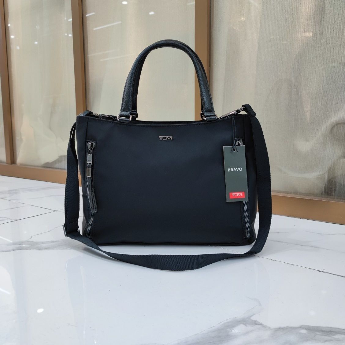 TUMI ブラック ヴァレッタ Valetta Large Tote | Tumi US