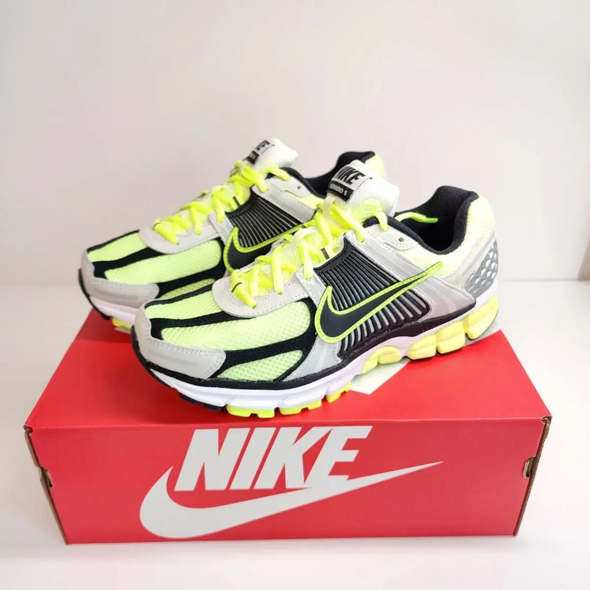 店舗の NIKE ナイキ ズーム ボメロ 5 ー 285