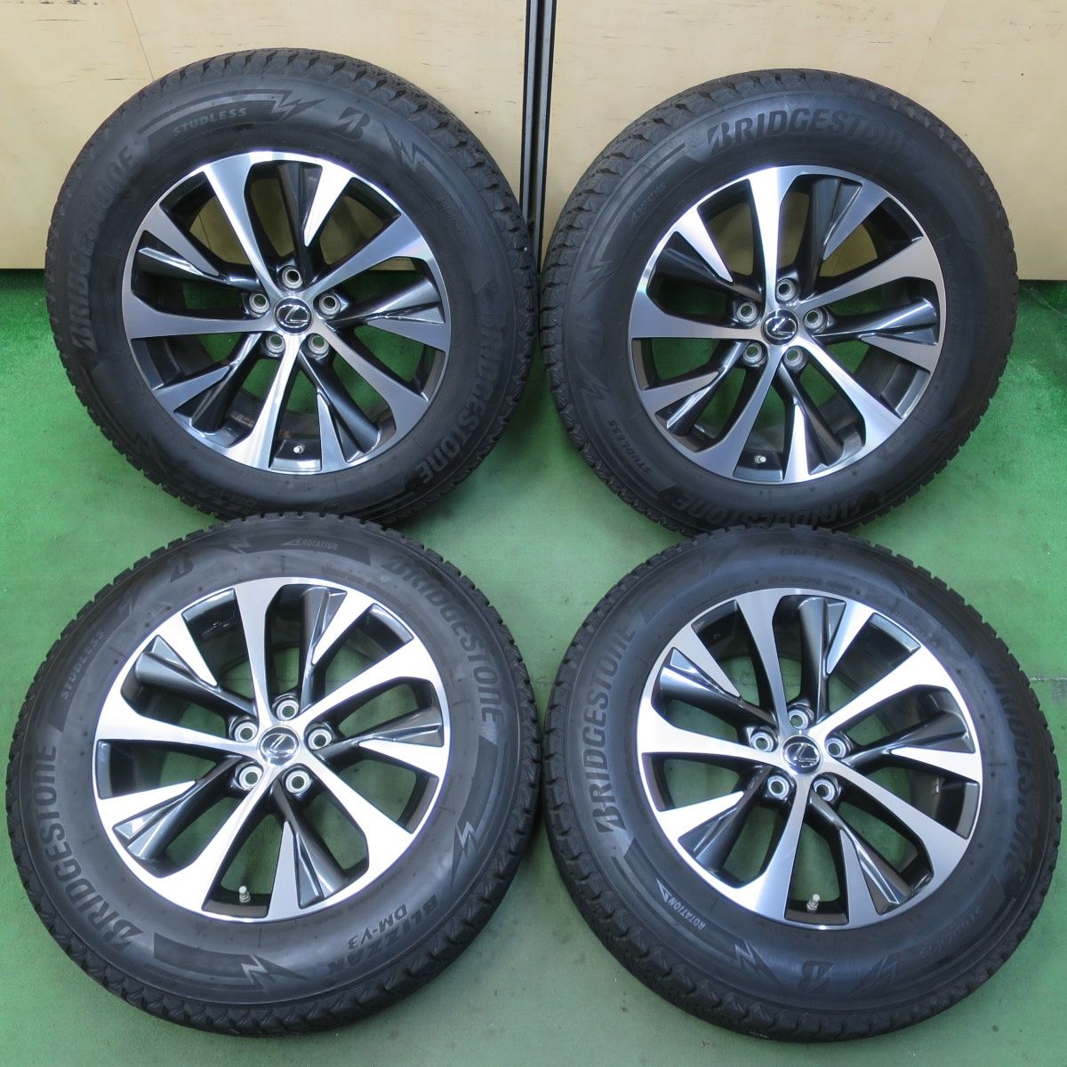 センサー付 バリ溝 キレイ 8.5分 レクサス 20系 RX 純正 235 65R18 スタッドレス ブリヂストン ブリザック DM-V3 18インチ PCD114.3 5H 5092701イス