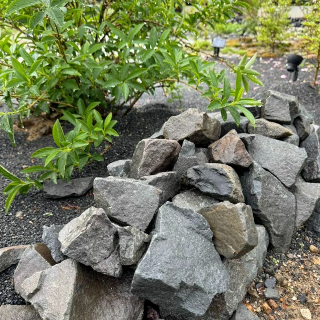 まー　割栗石(灰色 350kg ) 割栗石 黒 50ー150 m3 (50ー150) (0000105027)｜毛受建材