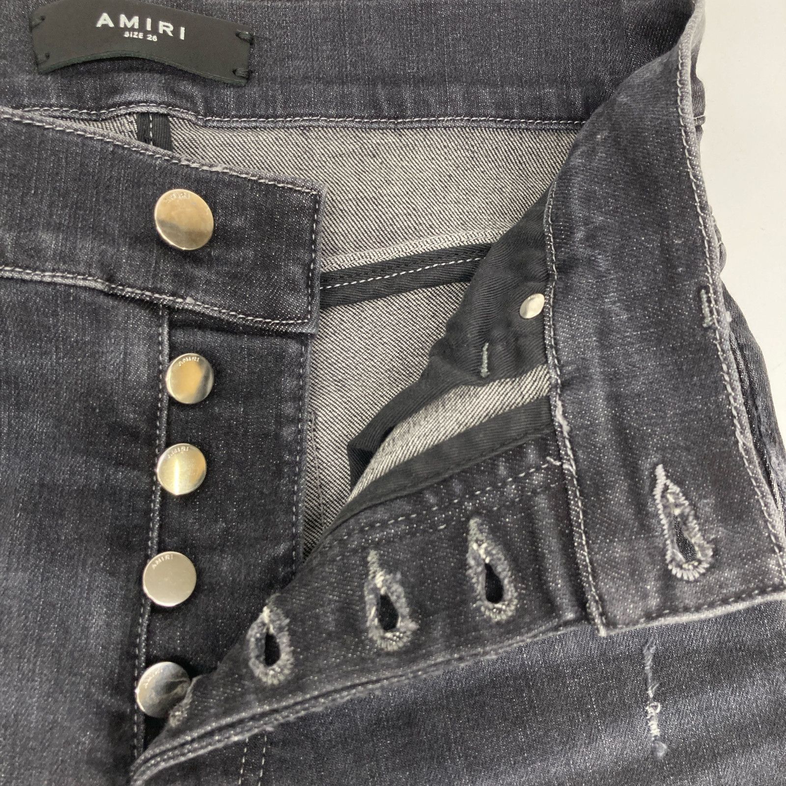 AMIRI アミリ ﾌﾞﾗｯｸ ﾊﾞｲｶｰﾀﾞﾒｰｼﾞ加工 ｽｷﾆｰﾃﾞﾆﾑﾊﾟﾝﾂ 28 【公式通販】