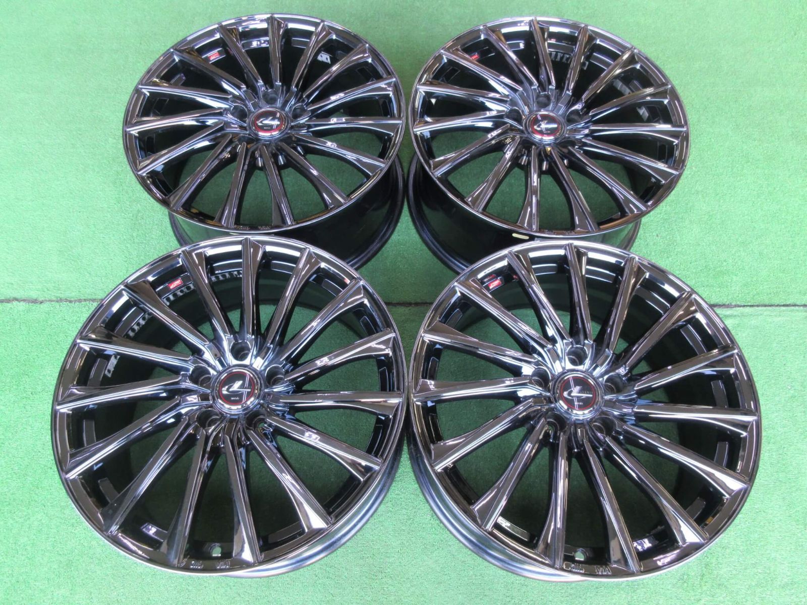 ウェッズ レオニスＣＨ 8J-18 5H114.3 42 パールブラック ハリアーなどにいかがですか