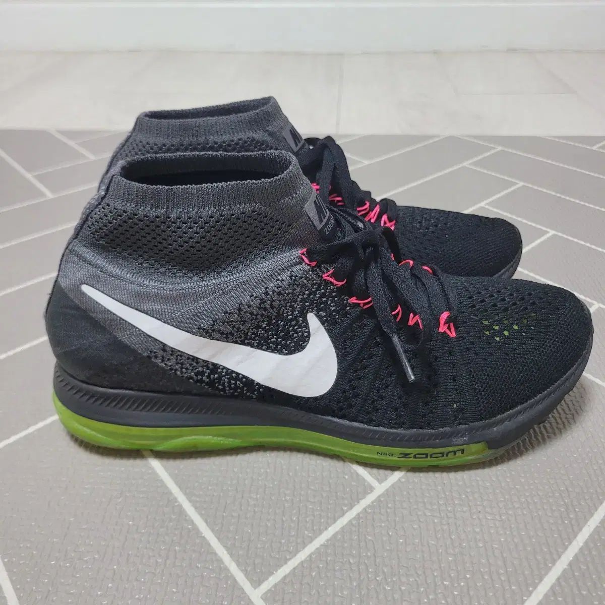 NIKE(ナイキ) すべて縮小 フライニット ランニングシューズ