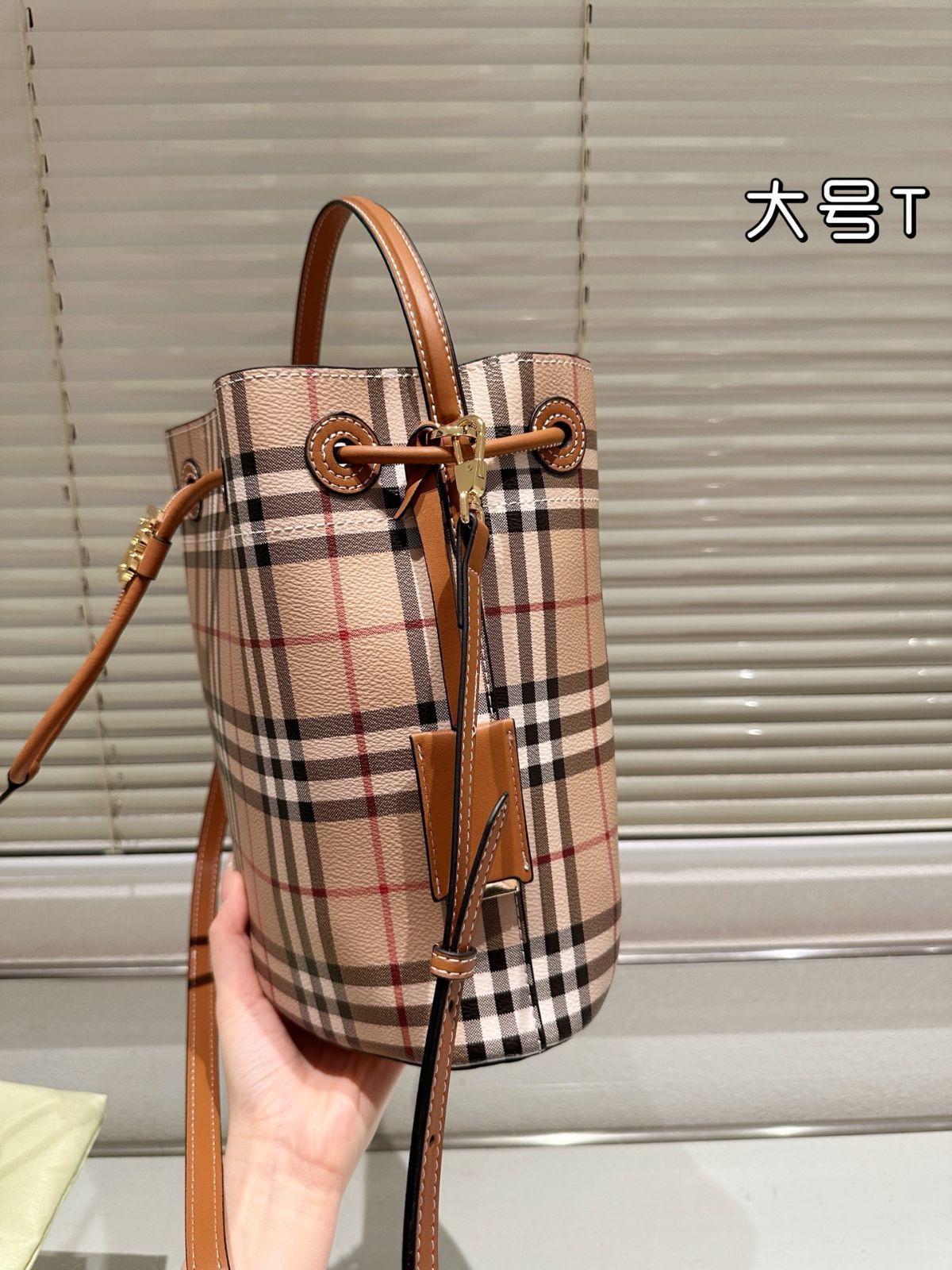 今日特価】Burberry TB バケットバッグ 26×27cm-WTO輸入1 - メルカリ